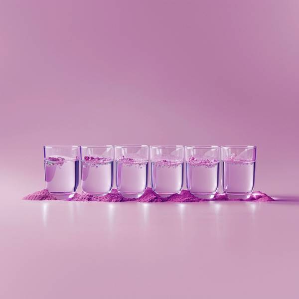 女人一天八杯水時間表，以女人一天八杯水時間表為主題，用簡潔明了的設(shè)計風(fēng)格呈現(xiàn)，包含不同時間段飲水場景，突出健康生活理念，信息清晰易讀