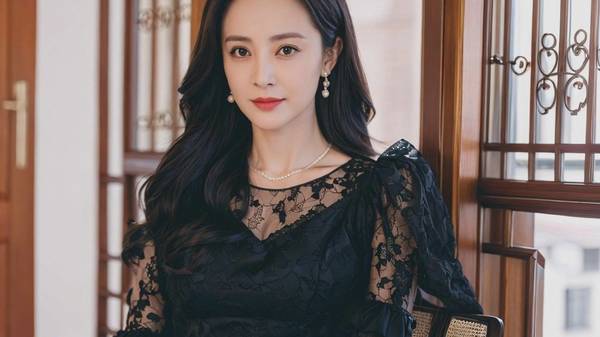 黑色蕾絲連衣裙搭配什么鞋子，25款優雅鞋履搭配黑色蕾絲連衣裙全指南