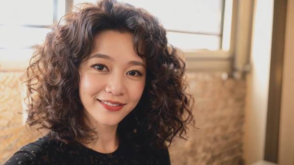 圓臉適合哪種卷發(fā)，圓臉福音最顯瘦卷發(fā)類型全解析