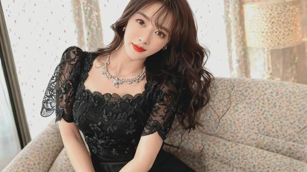 黑色蕾絲連衣裙搭配什么鞋子，25款優雅鞋履搭配黑色蕾絲連衣裙全指南